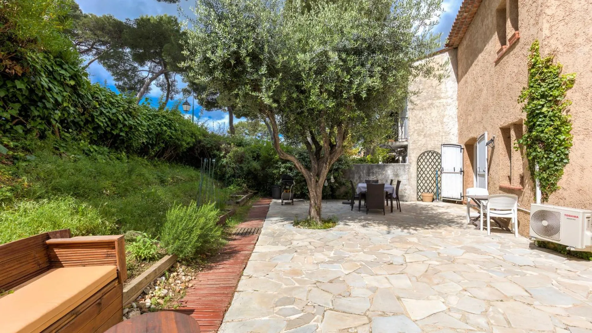 Villa In Antibes Domain With Tennis And Pools